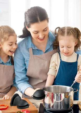 AUAUY 1 Pair Mini Silicone Oven Mitts, Heat Resistant Pot Holders Mitts, Cute Oven Pinch Grip Gloves, Small Potholders for Kitchen, Air Fryer Mitts Pair for Cooking, Baking and Grilling (Black)