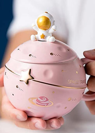 Kawaii Astronaut Cup Space Embossed Planet Mug, Cute Ceramic Coffee Mug, Novelty Mug with Lid and Spoon for Coffee, Tea, Milk, Aesthetic Room Decor Funny Gift for Girl Boy Women((Pink)