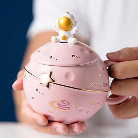 Kawaii Astronaut Cup Space Embossed Planet Mug, Cute Ceramic Coffee Mug, Novelty Mug with Lid and Spoon for Coffee, Tea, Milk, Aesthetic Room Decor Funny Gift for Girl Boy Women((Pink)