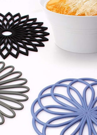 ME.FAN Silicone Trivet Mat - Kitchen Hot Pads for Pots & Dish - Insulated Teapot Trivet - Flexible, Durable, Non-Slip Large Coasters 3 Set Black